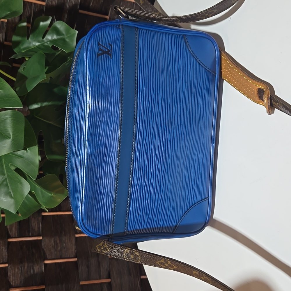 Auth LV Trocadero blue epi leather crossbody bag